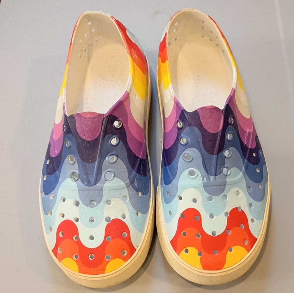 Native Jefferson Big Kids Size J3 Rainbow Wave Print 🌈